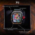 Relógio masculino 7SUIT Graffiti com caixa preta escovada, mostrador colorido estilo grafite e pulseira de silicone preta. Visual ousado para homens com personalidade forte.
