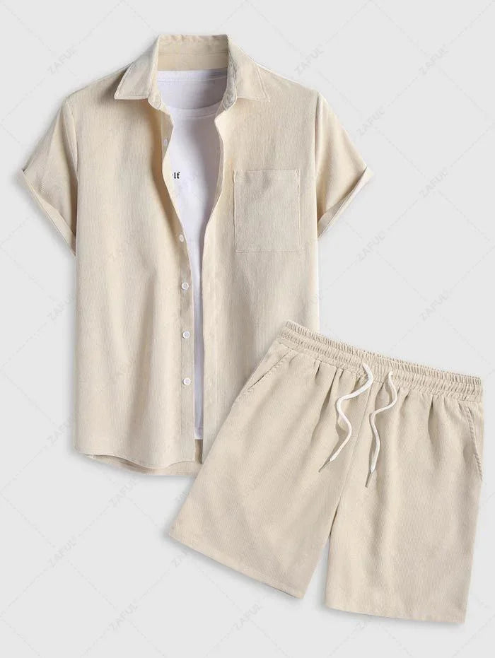 Zweiteiliges Herren-Outfit: Lässiges, einfarbiges Cordhemd mit Tasche, kurzen Ärmeln und Knopfleiste sowie Shorts mit Kordelzug. Farben: Hellbraun, Hellgrün, Dunkelblau, Hellblau, Dunkelorange
