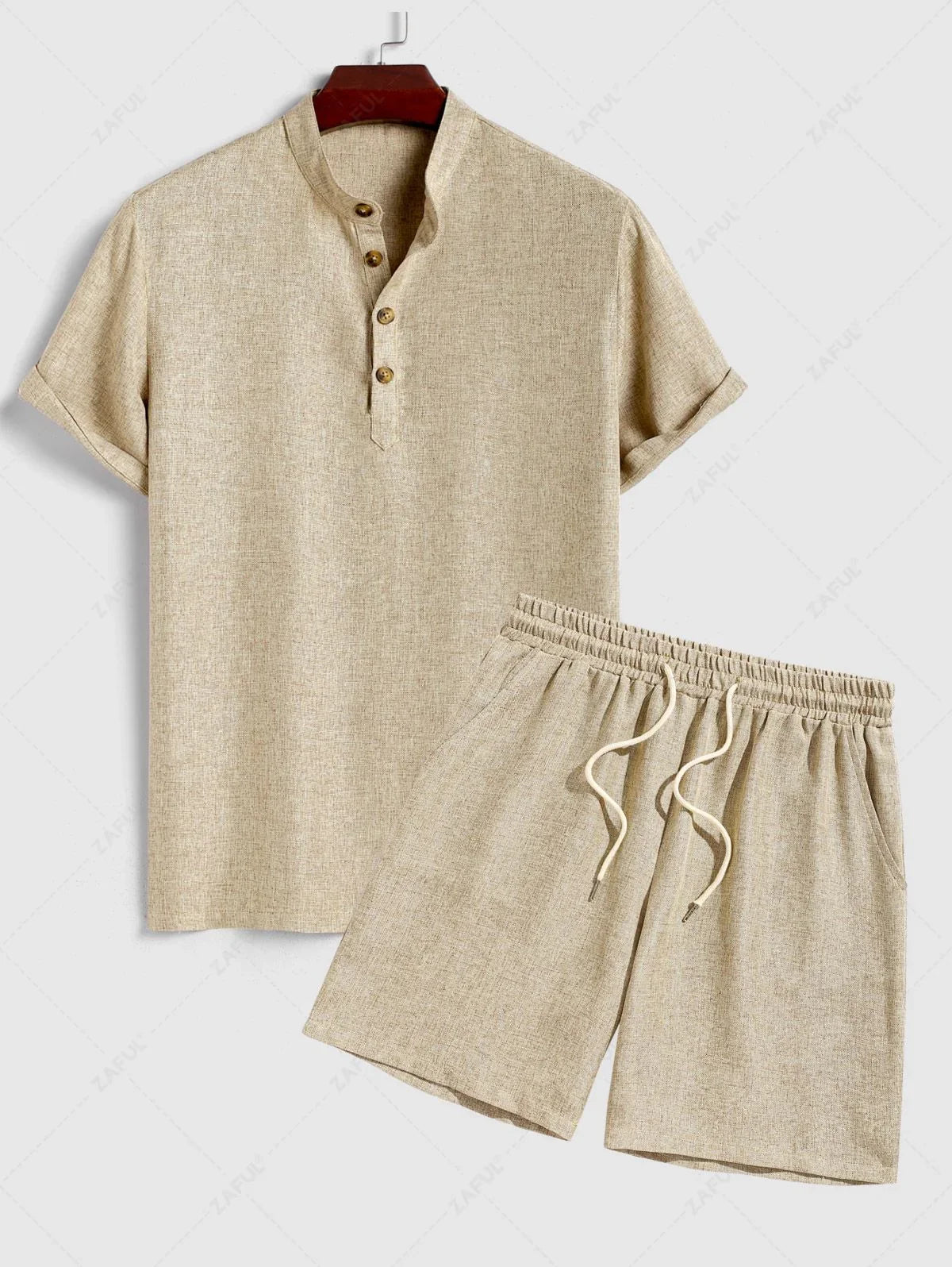 Herren-Hemd mit Stehkragen, halb geknöpften Ärmeln und schrägen Taschen, dazu passende Shorts mit Kordelzug, einfarbig, in Hellbraun