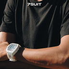 Relógio masculino 7SUIT Orono com caixa branca, detalhes em azul, pulseira ajustável e mostrador esportivo. Sofisticação à prova d’água para homens com personalidade marcante.