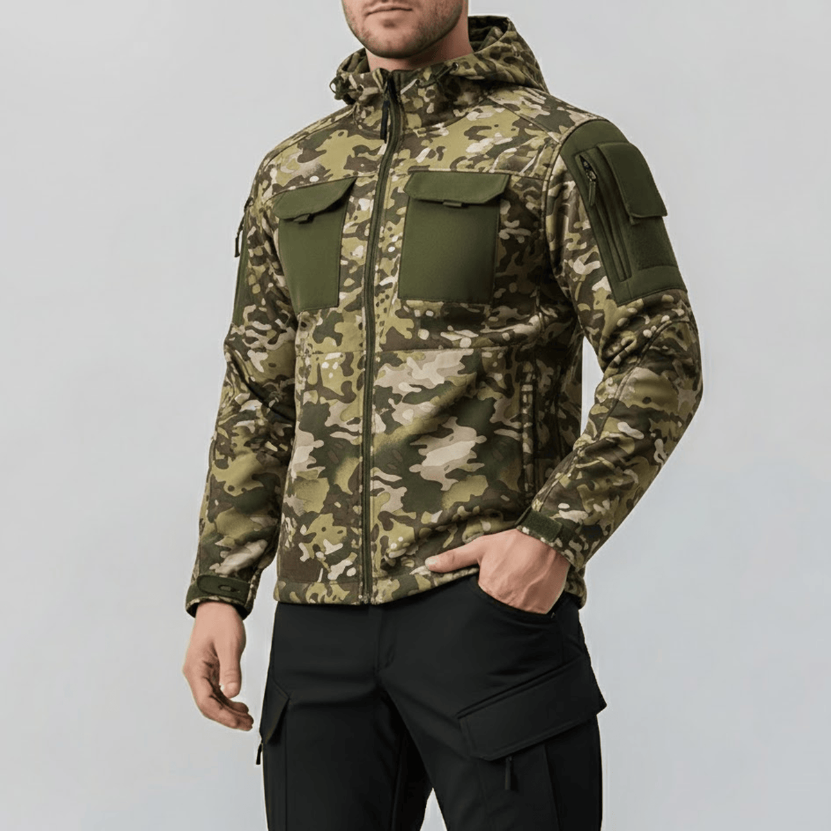Taktische Jacke im Waldtarnmuster